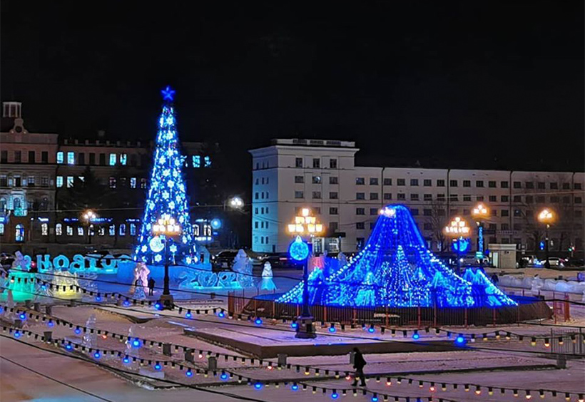 レーニン広場のロシア式巨大クリスマスツリー（ヨールカ）