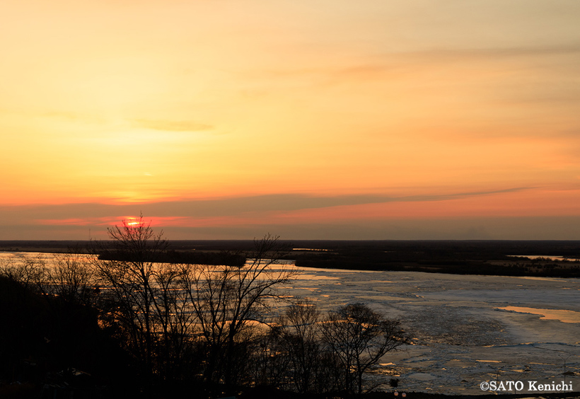 夕日を浴びるアムール川