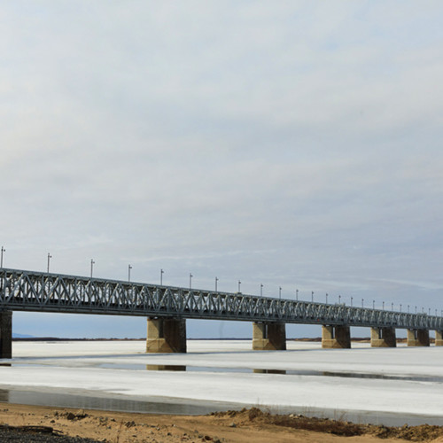アムール大橋は、ハバロフスク市の西を南北に流れるアムール川を横断する鉄橋で、市内から約4kmの場所にあるこの橋が完成したのは1916年のこと