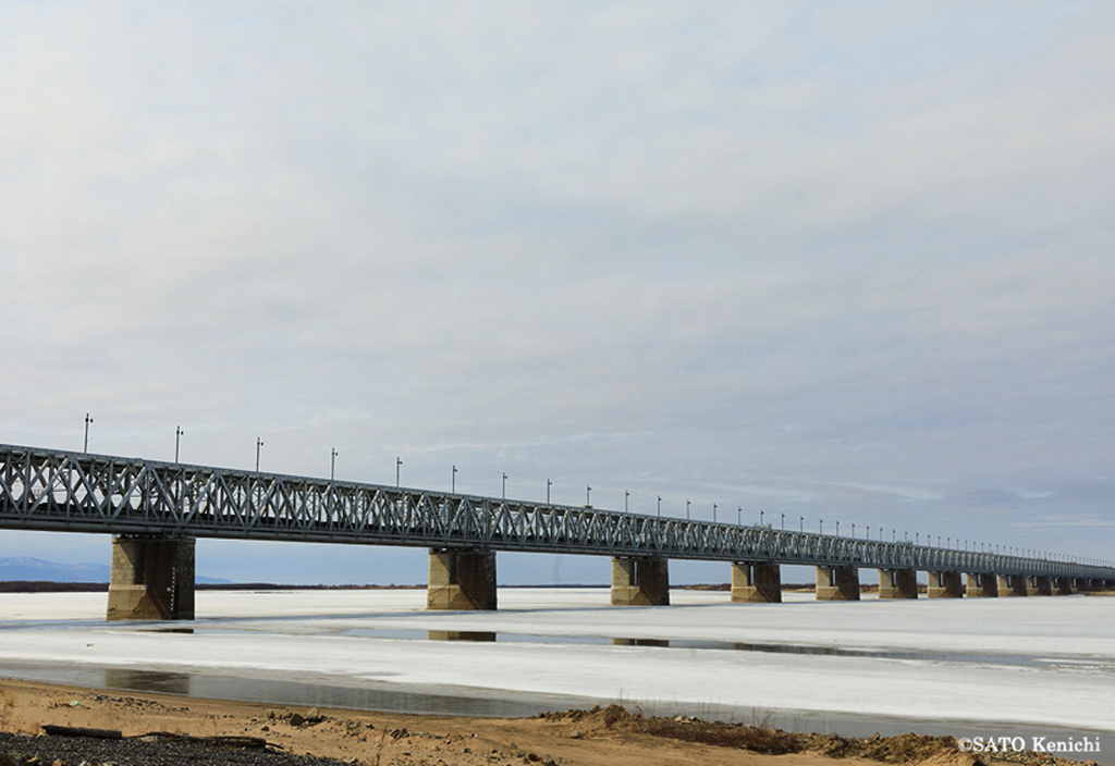 アムール大橋は、ハバロフスク市の西を南北に流れるアムール川を横断する鉄橋で、市内から約4kmの場所にあるこの橋が完成したのは1916年のこと