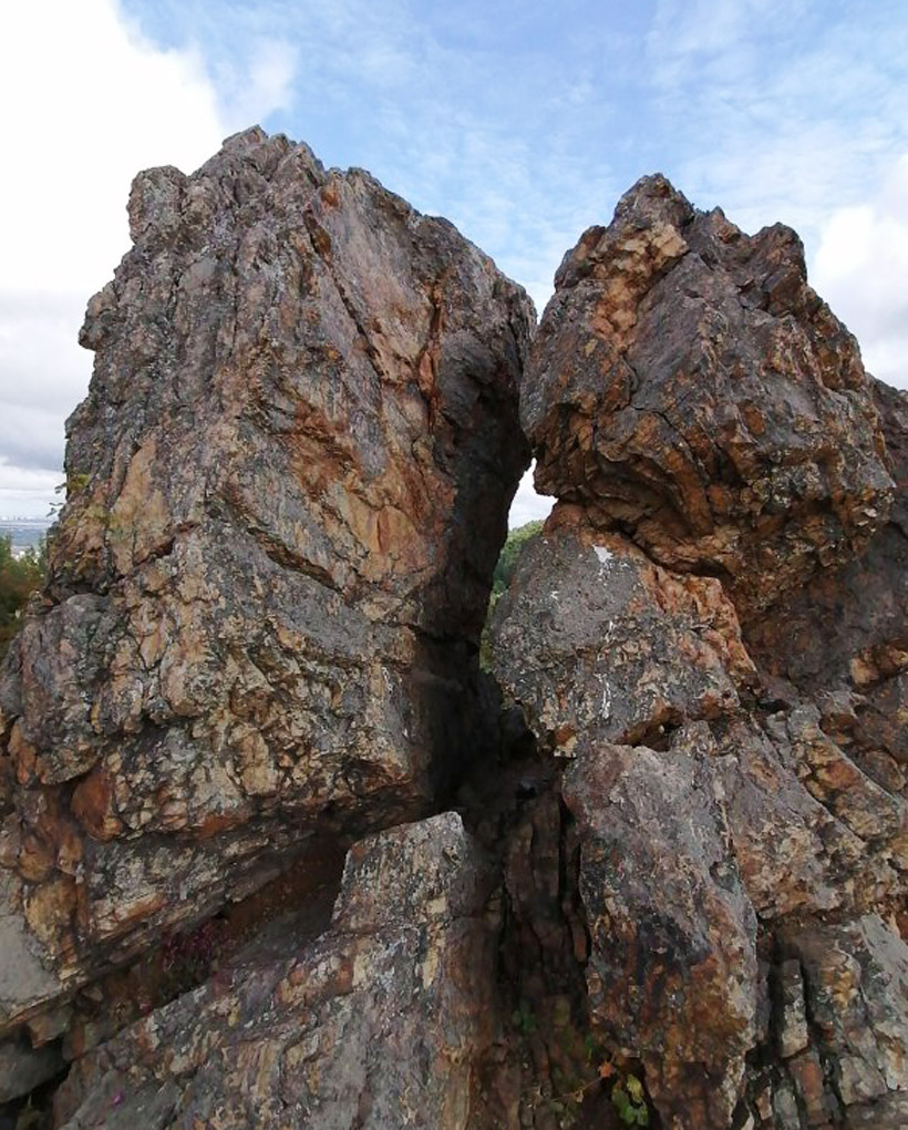 岩に変えられた兄弟の姿とされる縦に長い二つの岩が隣り合って立っています