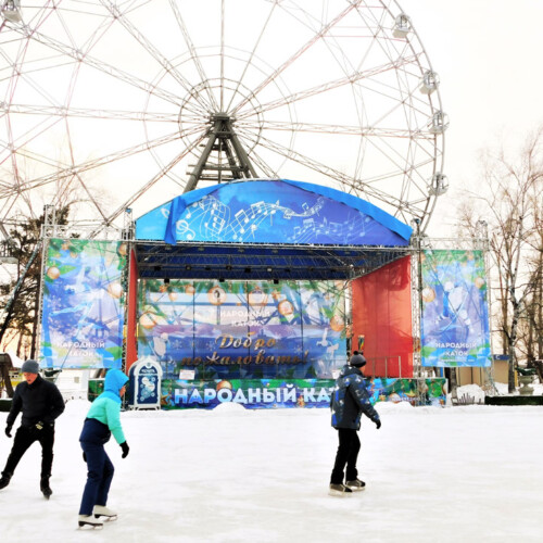 ハバロフスクではあちこちで野外スケートリンクがオープン