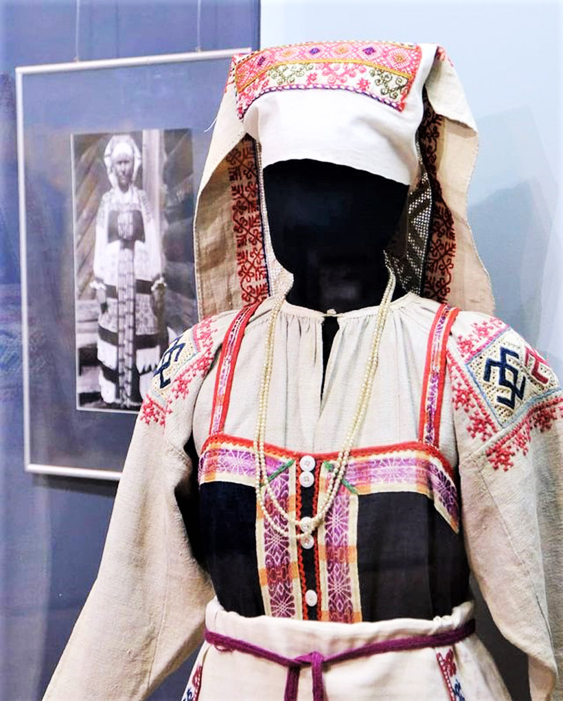 ロシアと旧ソ連邦の各地に住む人々の伝統的な衣装や帽子、靴などの展示