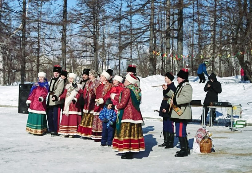 祭りのフィナーレ（最終日）には、民族衣装に着替えた村人たちの歌や踊りが見られるはず