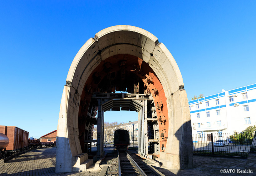 機関車の背後にあるアーチ状の建造物は、トンネル掘削のときに使用されたフレーム