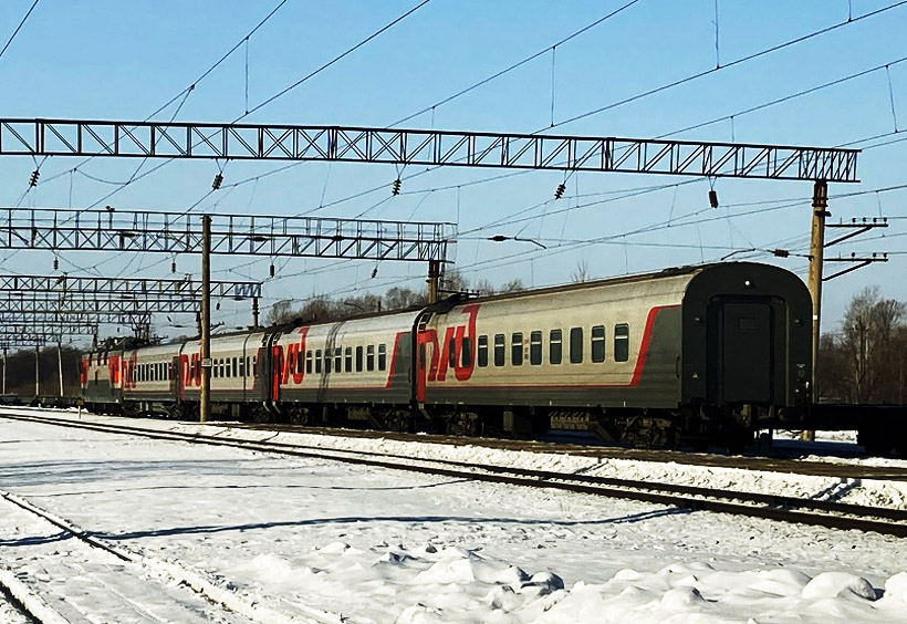 ウラジオストクに向けて走り去って行く102列車。この日は4両編成でした