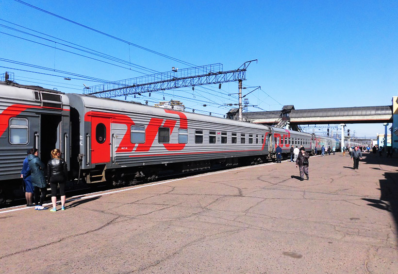 2000年代までは一部の列車はかなり“微妙な”色彩で塗られていましたが、赤と濃淡グレーのロシア鉄道のコーポレートカラーに統一された