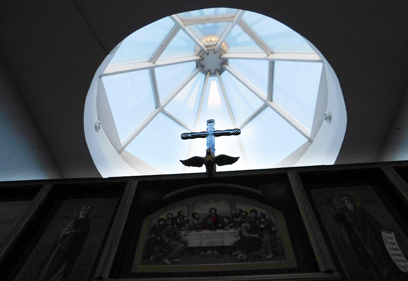 上部には十字架があり、天井のガラスから、光が入ってきます