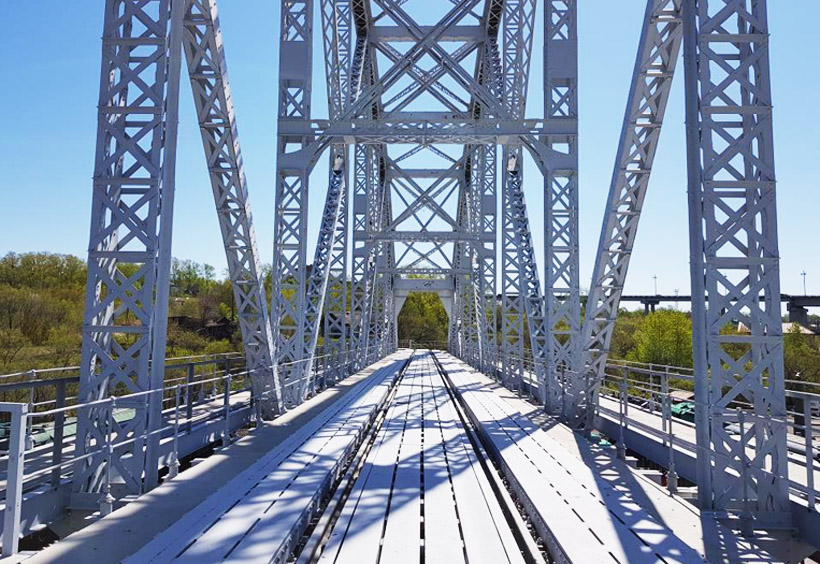 1916年に建造された旧アムール鉄橋が移設され、その上を歩くことができます