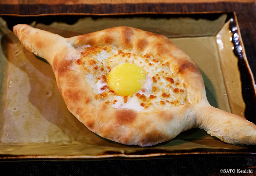 ハチャプリはパイ生地でもパンでもない独特のピザ