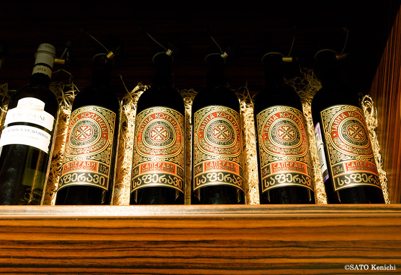スーパーではジョージアワインが1本500円から高級品まで幅広く販売されています