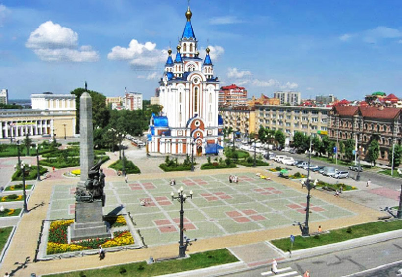 教会の隣に広がるのは、コムソモーリスカヤ広場