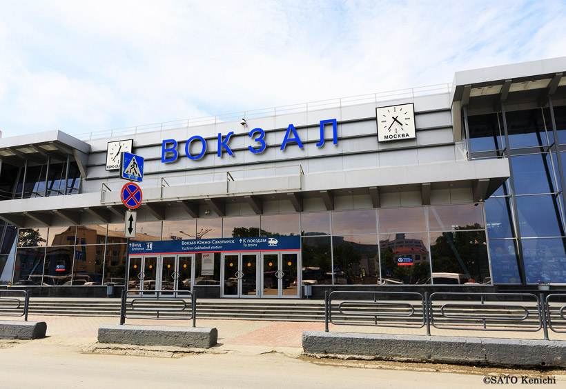 駅は地図の左手にあります。「вокзал」（ロシア語の「駅」）と正面にブルー字で書かれていて、一目でわかります