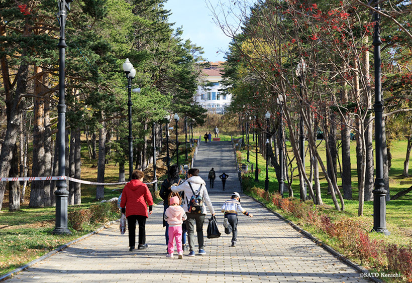 山側の並木道は日本時代にあった樺太神社の参道の跡です
