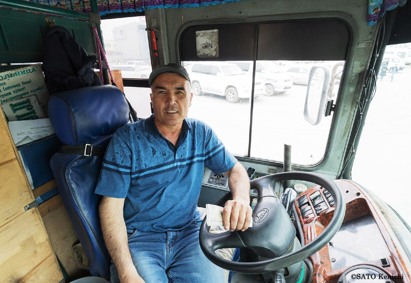 コルサコフ行きのバスは片道125ルーブル（当時）。バスの中で運転手に払います