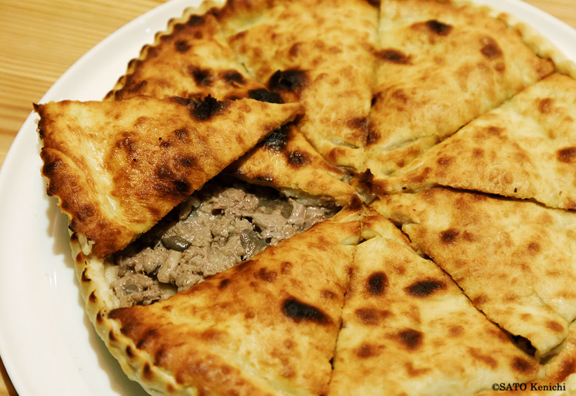 オセチアパイと呼ばれる、厚くてもちもちした厚めの生地に、羊のひき肉やチーズなど、さまざまな具を入れたパイが人気