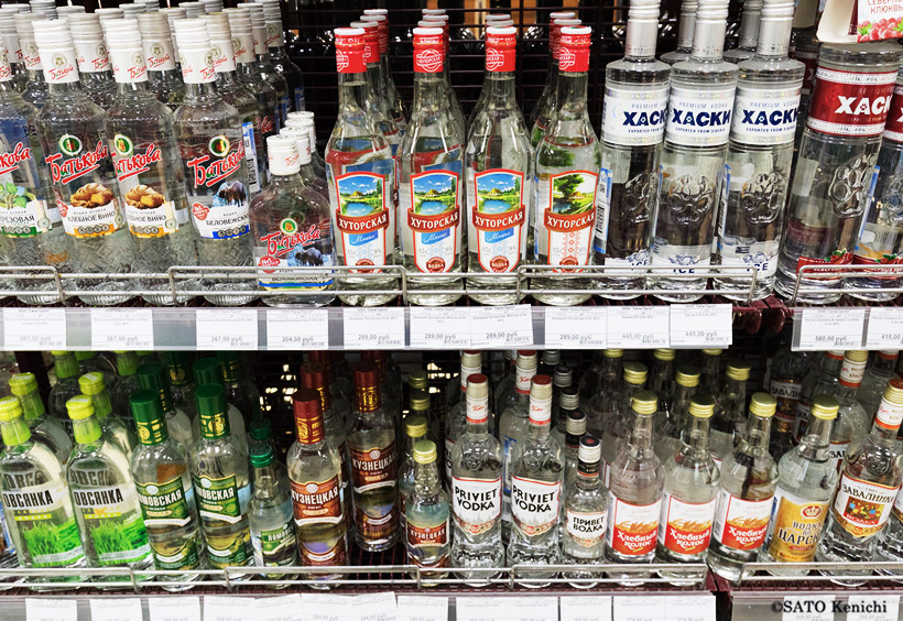 市内のリカーショップや食材店に行くと、数多くの銘柄のウォトカのボトルが並んでいます
