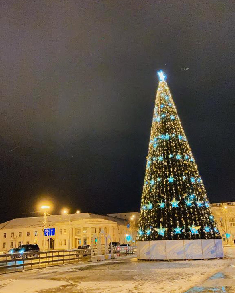 レーニン広場では大きなクリスマスツリー（ヨールカ）が飾られています