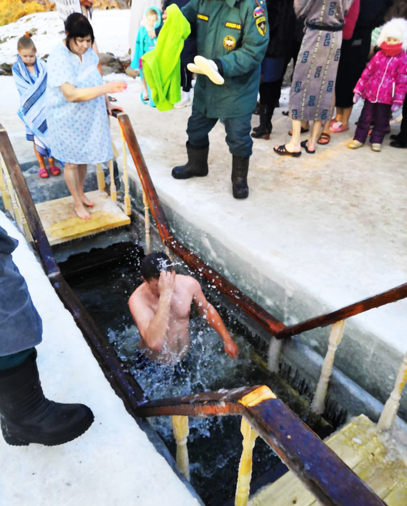 ロシアには1月に「洗礼祭」があります。その日、体や心をきよめたい人は水の中に沈みます。