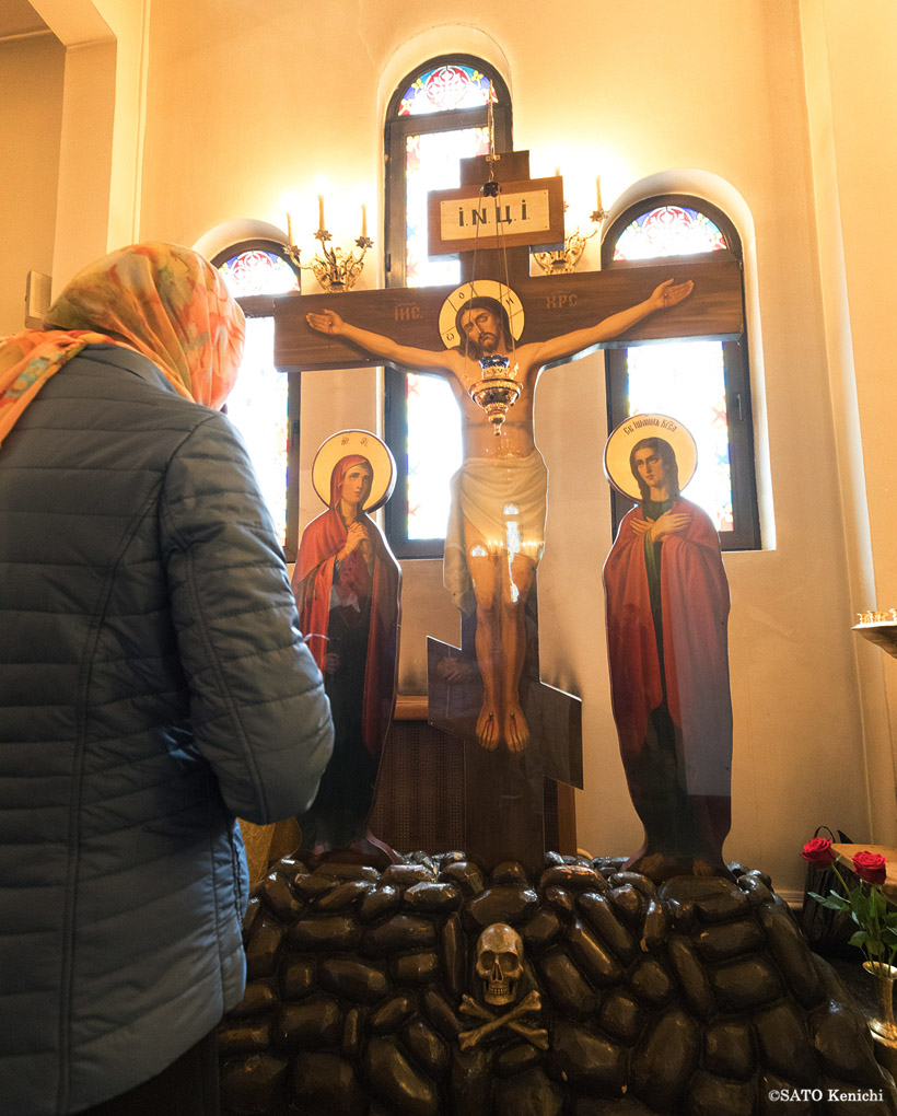 キリストの十字架像をはじめ、数多くの使徒たち、イコン、壁画やステンドグラスが置かれおり、信者たちは自ら選んだ像やイコンの前で祈ります