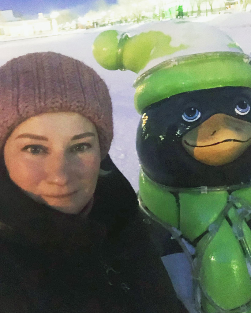 公園に置かれた鳥のマスコット人形の頭には凍った雪が張り付いていて、寒そうです