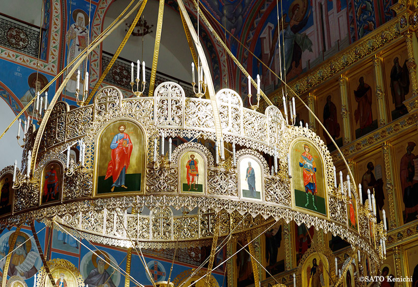 天井から吊り下げられた巨大な燭台にもたくさんの聖人が描かれています