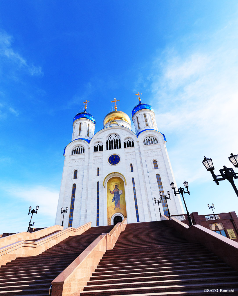 ロシア正教特有の大小いくつもの鐘をカリヨンの演奏のように鳴らします