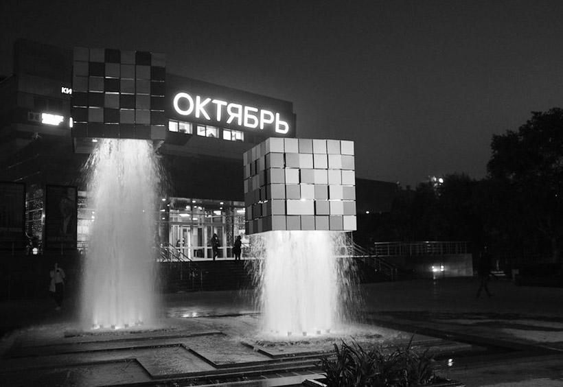 夜：映画館＜オクチャブリ＞前の噴水